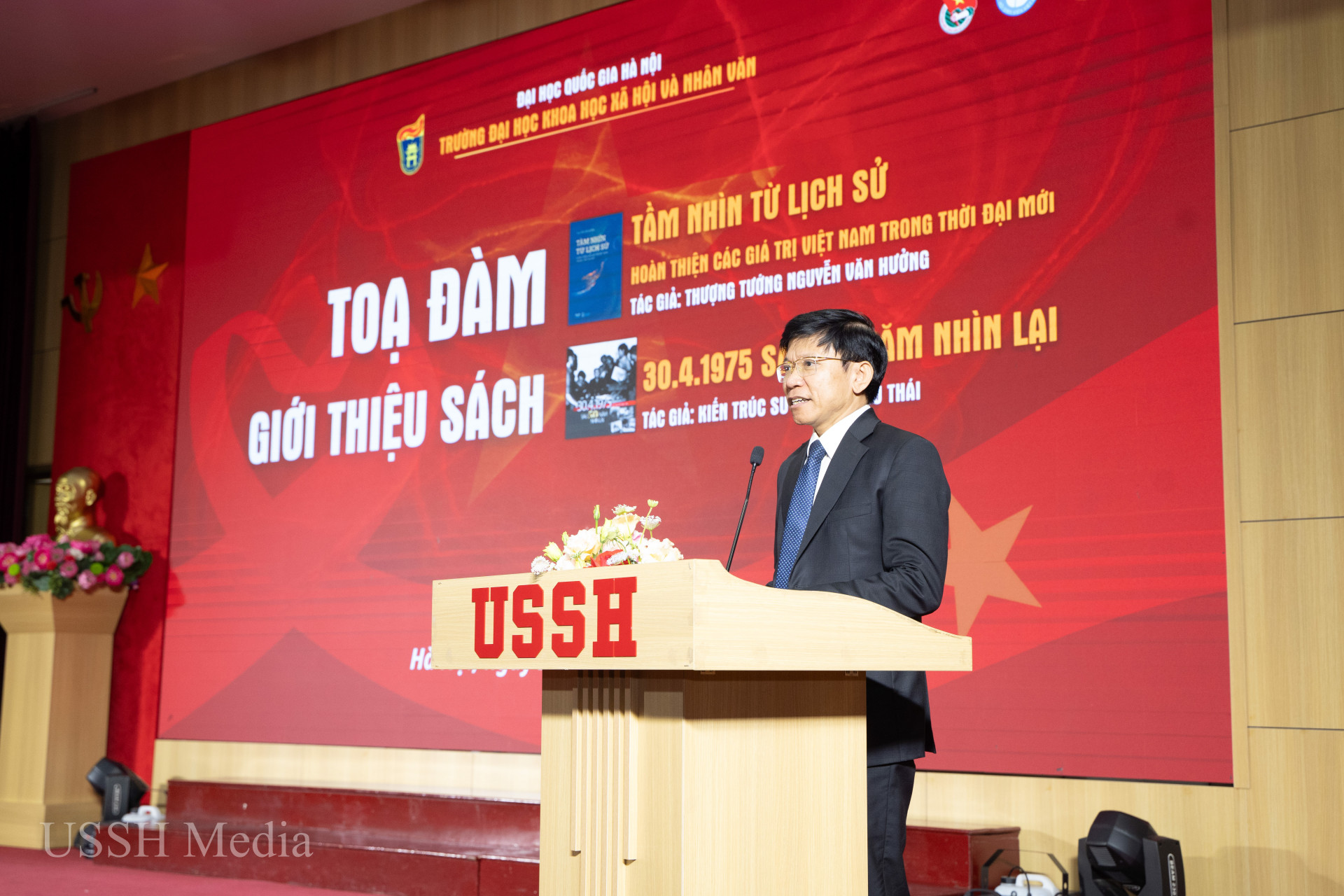 ussh trung bay sach 1