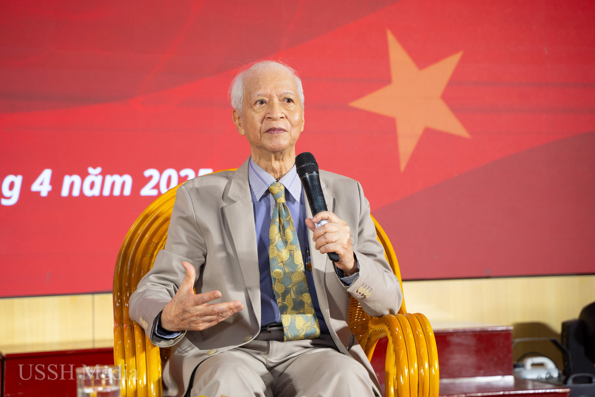 ussh trung bay sach 15