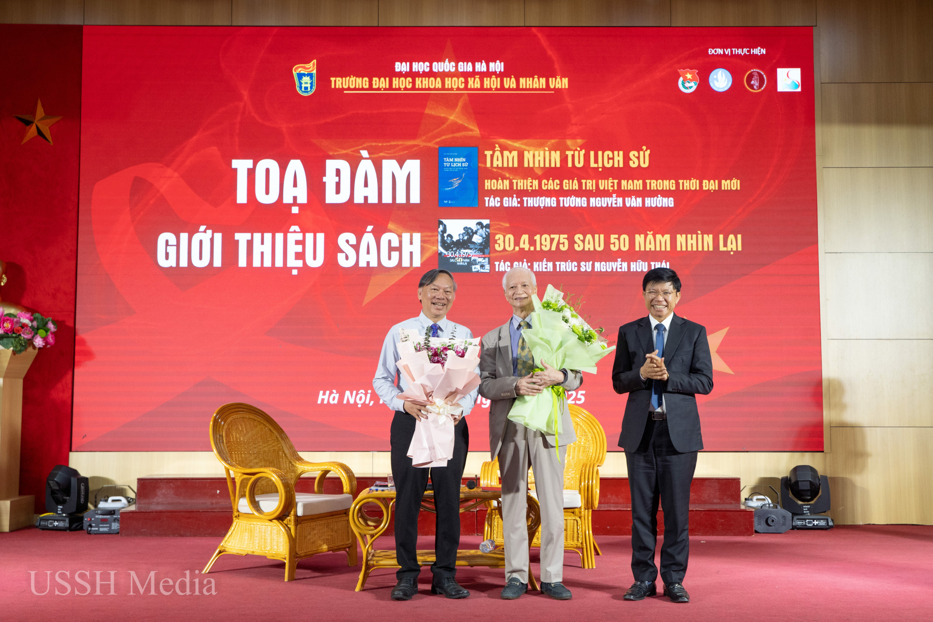 ussh trung bay sach 21