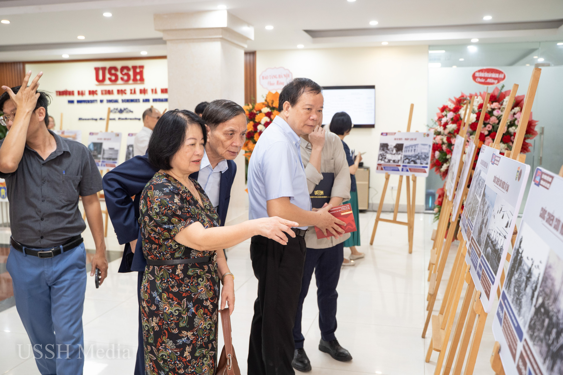 ussh trung bay sach 32