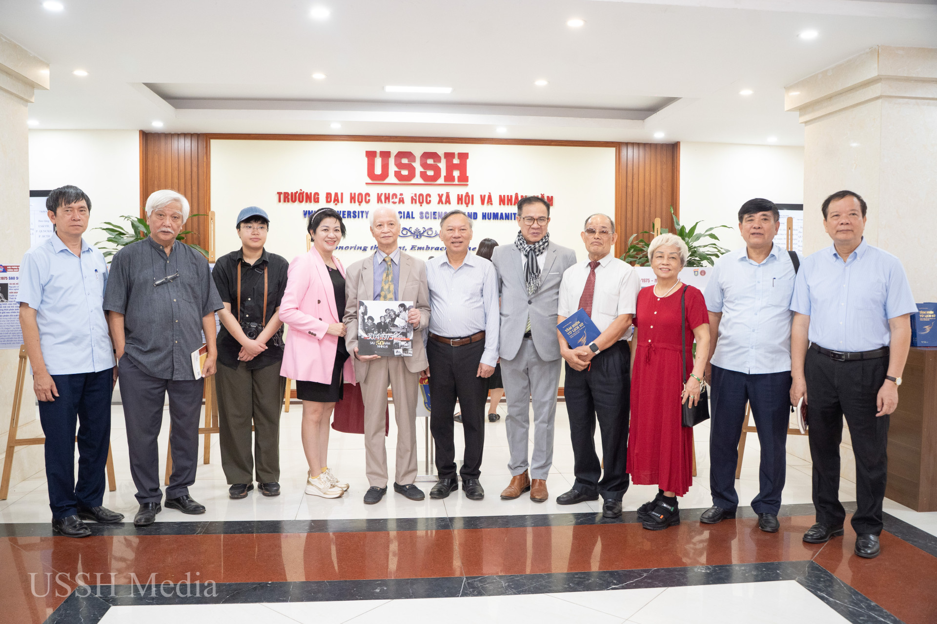 ussh trung bay sach 37