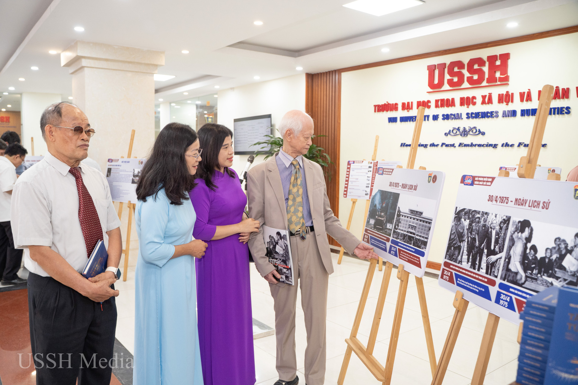 ussh trung bay sach 38
