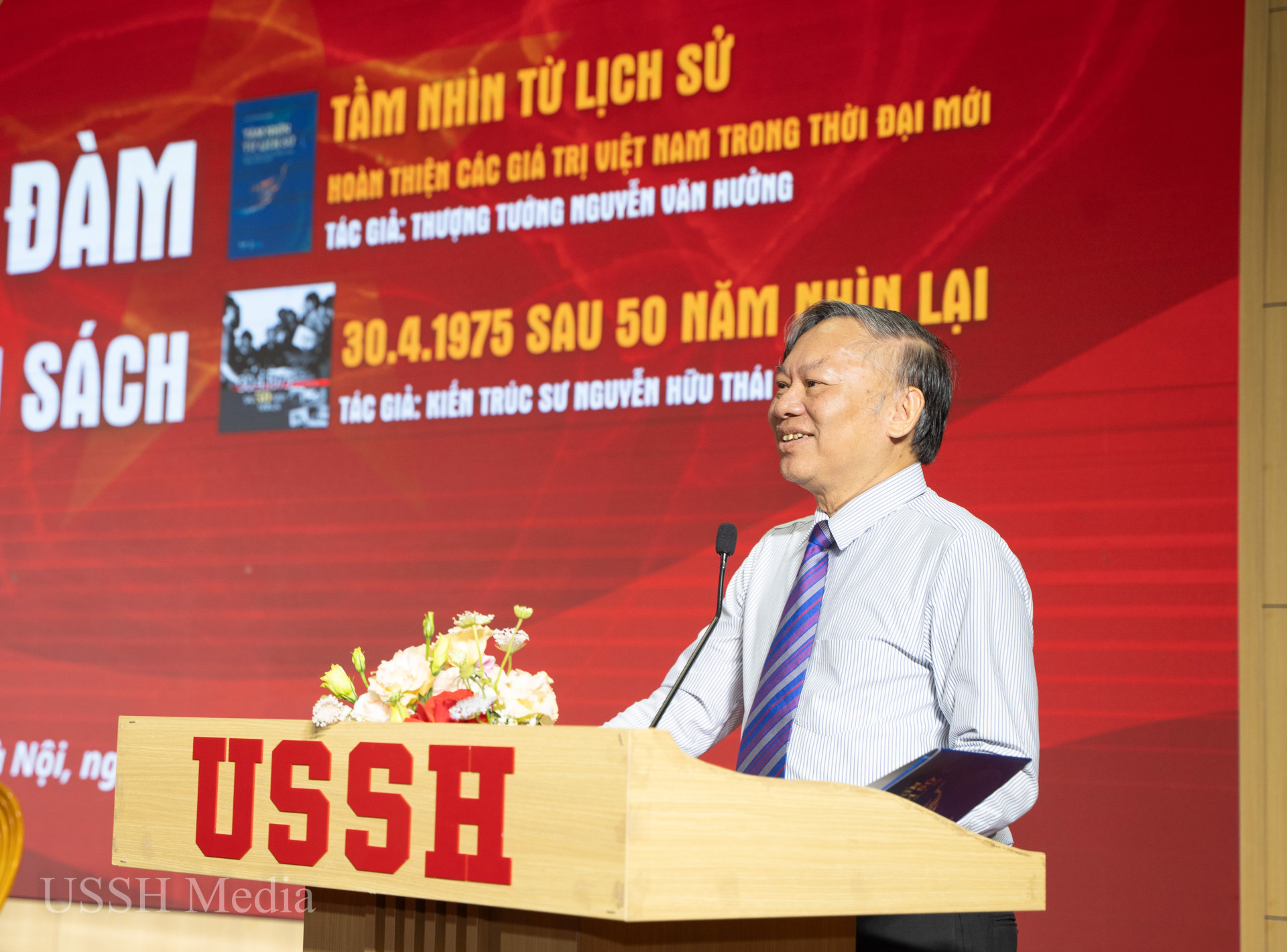 ussh trung bay sach 8