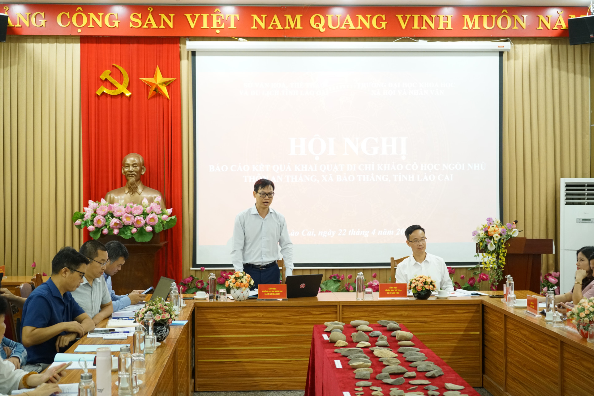 HỘI NGHỊ BÁO CÁO SƠ BỘ KẾT QUẢ KHAI QUẬTKHẢO CỔ HỌC  DI CHỈ NGÒI NHÙ (XÃ BẢO THẮNG, TỈNH LÀO CAI)